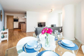 Spacious 2-Bed Apt 102 - City Centre, FREE Parking, Espresso Machine & Netflix - Hosted by Stay Host Save
